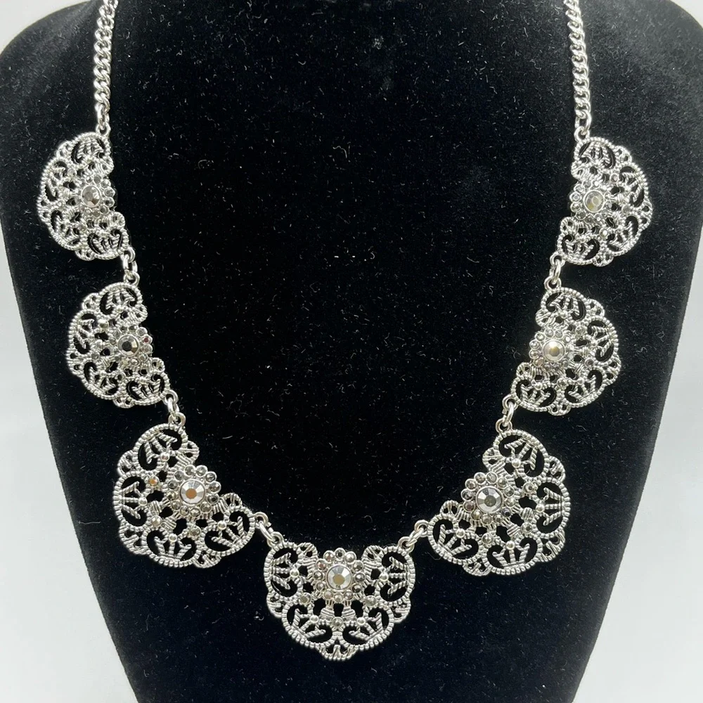 Stunning vintage silver tone filigree ornate chic bib necklace gray rhinestones